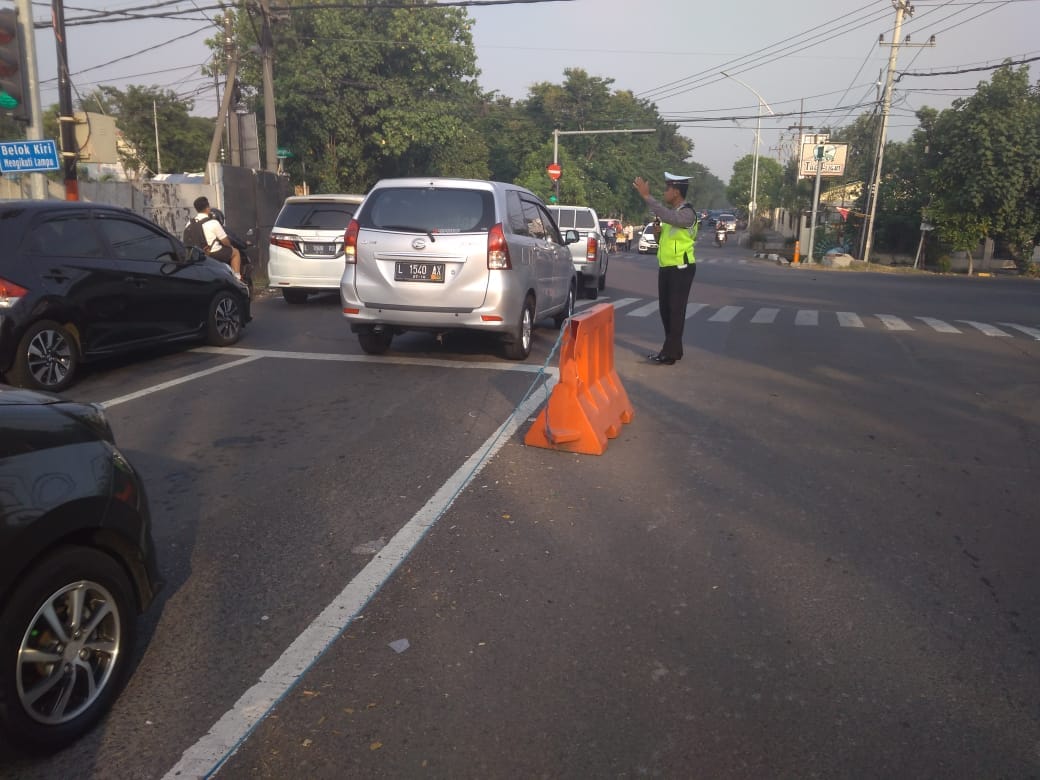 Bantu Karyawan Berangkat Kerja, Unit Lantas Polsek Kenjeran Atur Lalu Lintas Pagi