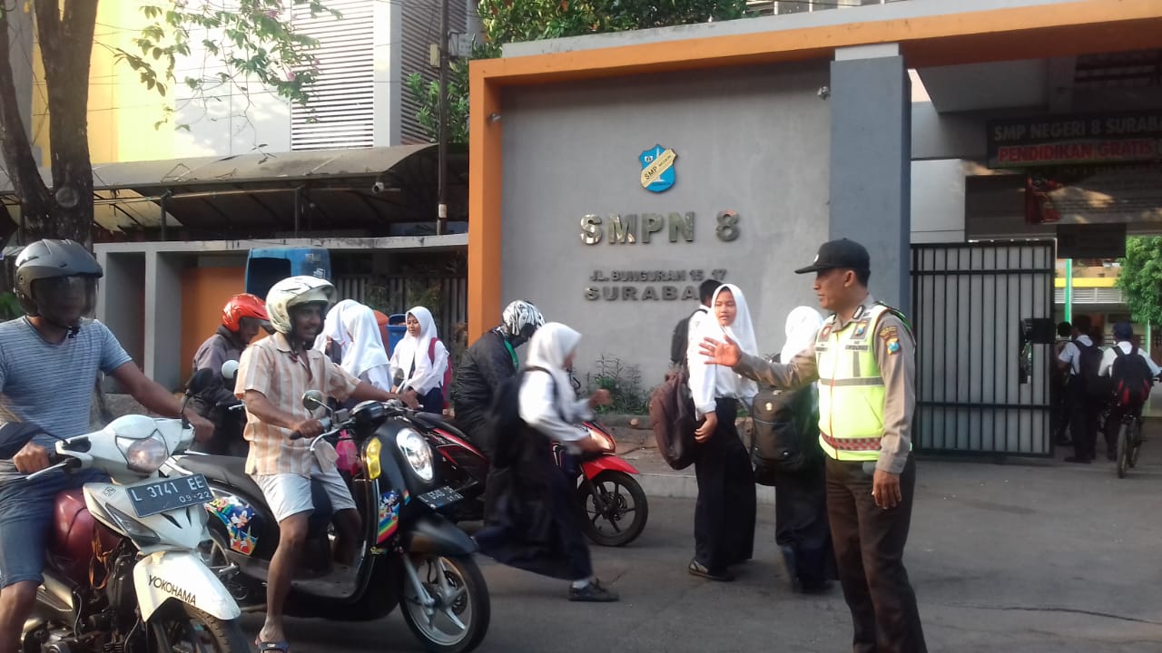 Polsek Pabean Cantikan Atur Lalu Lintas Pagi di Jalan Bunguran