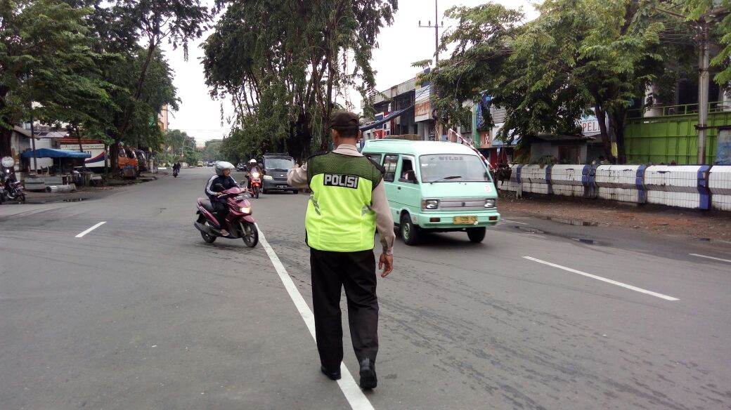 Beri Pelayanan Masyarakat, Polsek Pabean Cantikan Atur Lalu Lintas Rutin di Pagi Hari