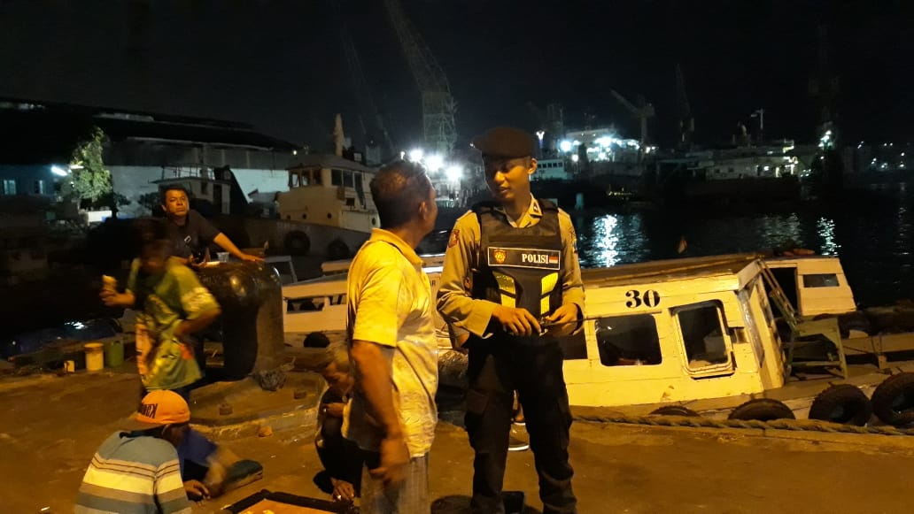 Satsabhara Polres Tanjung Perak Titip Pesan Keamanan Kepada Pemilik Perahu Motor
