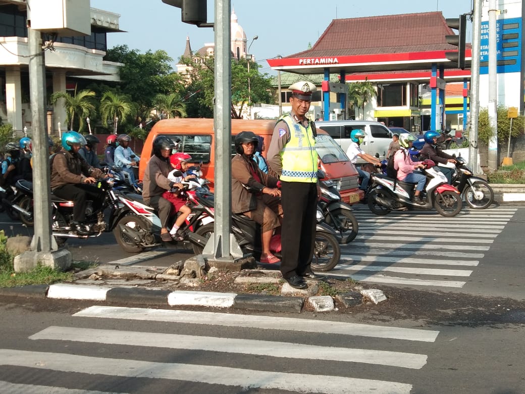 Cegah Kemacetan, Polsek Krembangan Atur Lalu Lintas Pagi di Depan Hotel Antariksa
