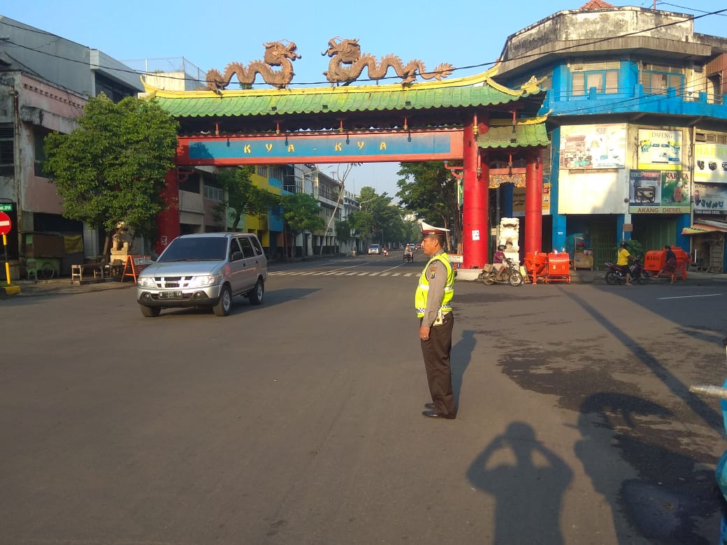 Unit Lantas Polsek Pabean Cantikan Atur Lalu Lintas Pagi, Cegah Kemacetan