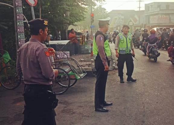 Polsek Semampir Lakukan Pengaturan Pagi di Jalan Karang Tembok