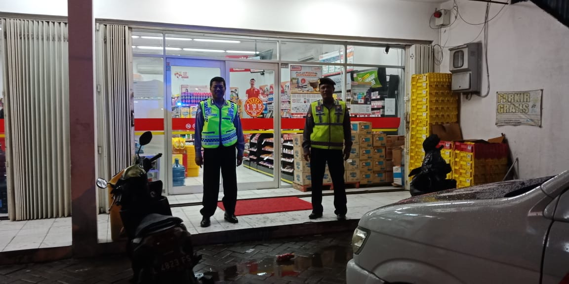 Unit Lantas & Unit Sabhara Polsek Kenjeran Patroli Mini Market Cegah 3C