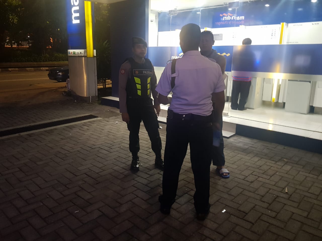 Satsabhara Polres Tanjung Perak Patroli Malam Cegah 3C di Kantor Bank Mandiri