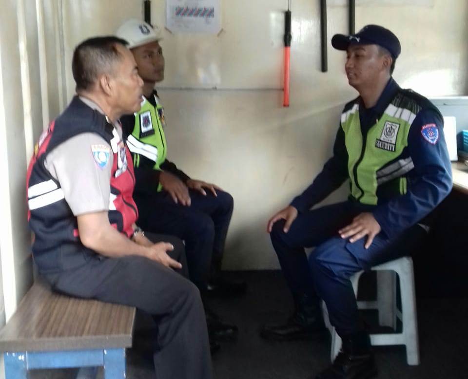 Babinkamtibmas Tambak Sarioso Titip Pesan Waspada 3C Ke Sekuriti Pergudangan