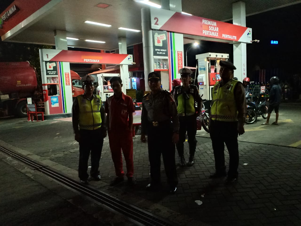 Polsek Pabean Cantikan Patroli SPBU di Malam Hari Untuk Antisipasi Kriminalitas