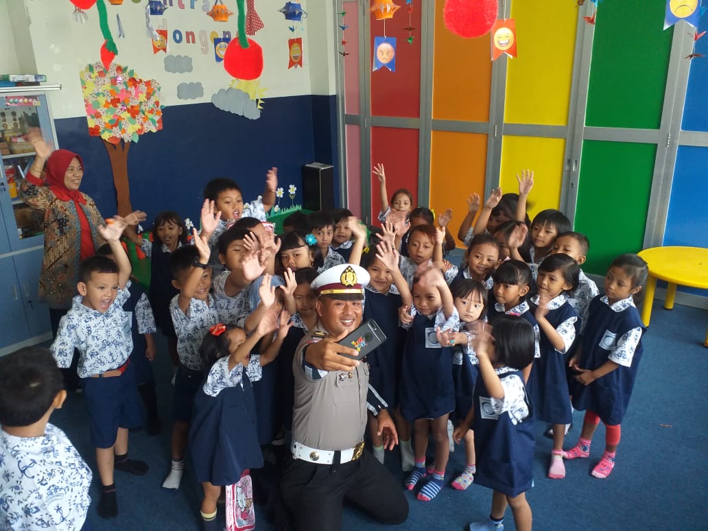 Satlantas Polres Tanjung Perak Gelar Kegiatan Polsanak di TK Barunawati