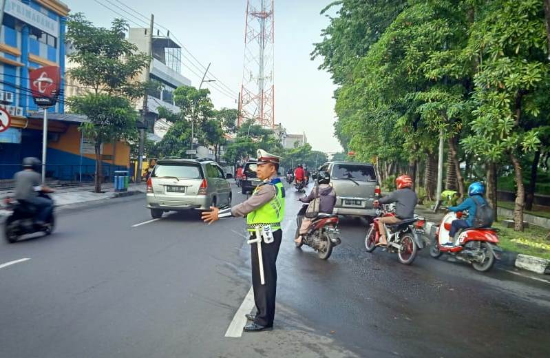 Satlantas Polres Tanjung Perak Gelar Pengaturan Pagi Cegah Kemacetan