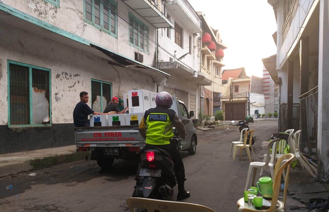Babinkamtibmas Bongkaran Kawal Distribusi Logistik Pemilu di TPS
