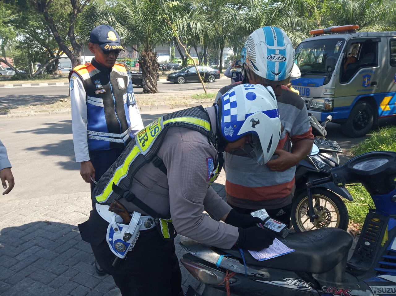 Satlantas Polres Tanjung Perak Bersama Dishub Lakukan Penindakan Pelanggar Kasat Mata