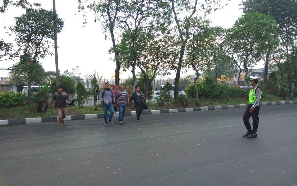 Polsek Asemrowo Berikan Pelayanan Melalui Pengaturan Lalu Lintas Pagi