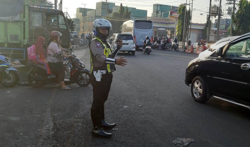 Satlantas Polres Tanjung Perak Berikan Pelayanan Lewat Pengaturan Lalu Lintas Pagi
