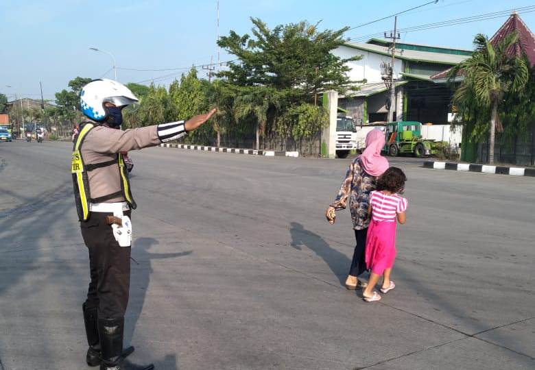 Satlantas Polres Tanjung Perak Berikan Pelayanan Lewat Pengaturan Pagi