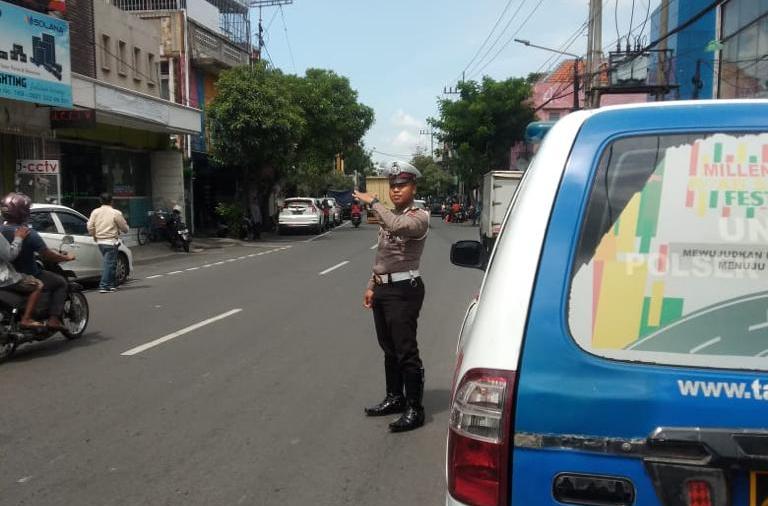 Bantu Keberangkatan Pekerja, Polsek Pabean Cantikan Lakukan Pengaturan Pagi