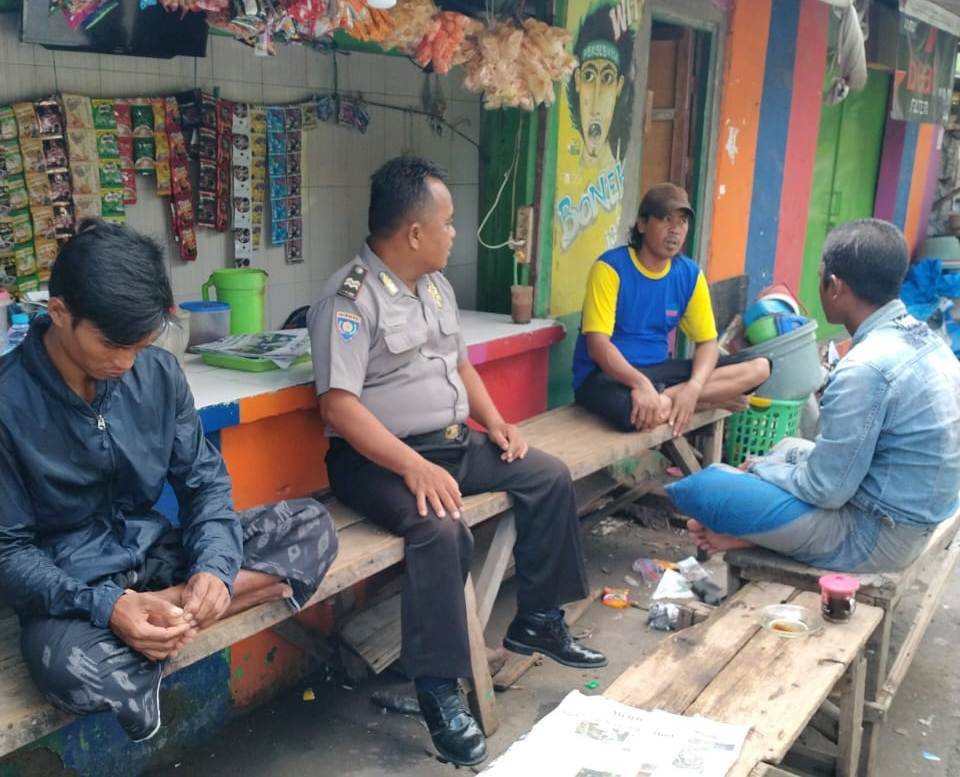 Babinkamtibmas Kedung Cowek Sambang Warga Sukolilo, Sosialisasikan SPKT Door To Door