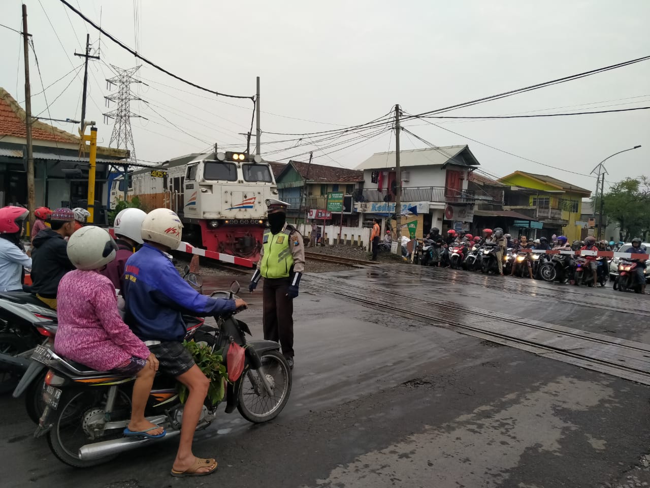 Unit Lantas Polsek Asemrowo Lakukan Pengaturan Pagi Cegah Kemacetan