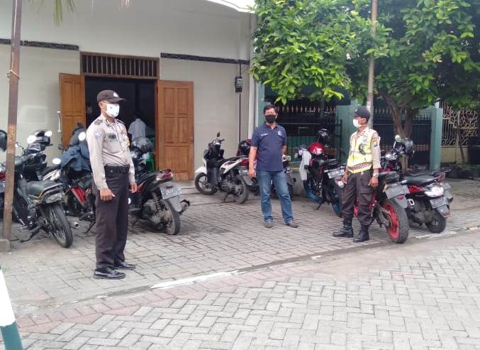 Sambang Gereja, Polsek Semampir Ingatkan Jaga Jarak Pada Jemaat Yang Sedang Beribadah