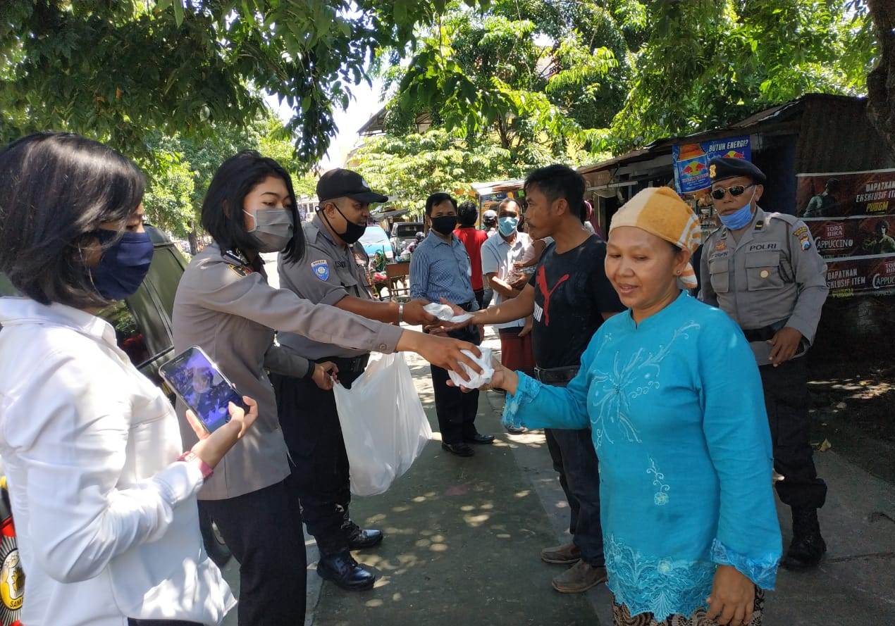 Polsek Semampir Bagikan Nasi Bungkus Gratis Bersama Polwan Ke Sopir Angkot