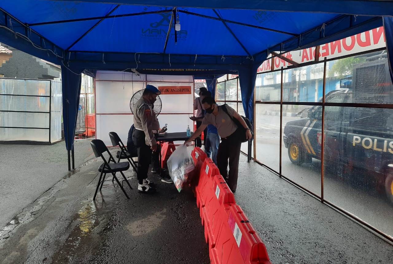 Polres Tanjung Perak Lakukan Pengecekan Suhu Badan & Penyemprotan Disinfektan Untuk Tamu & Personil