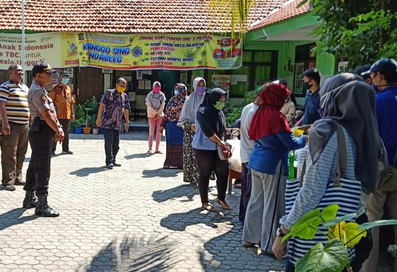 Polsek Asemrowo Kawal Kegiatan Pasar Murah