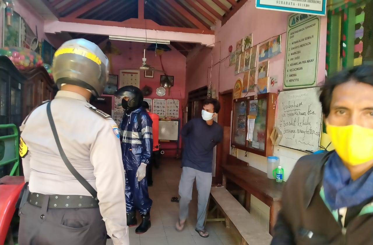 Panit Binmas Polsek Asemrowo Kawal Penyemprotan Disinfektan di Pemukiman
