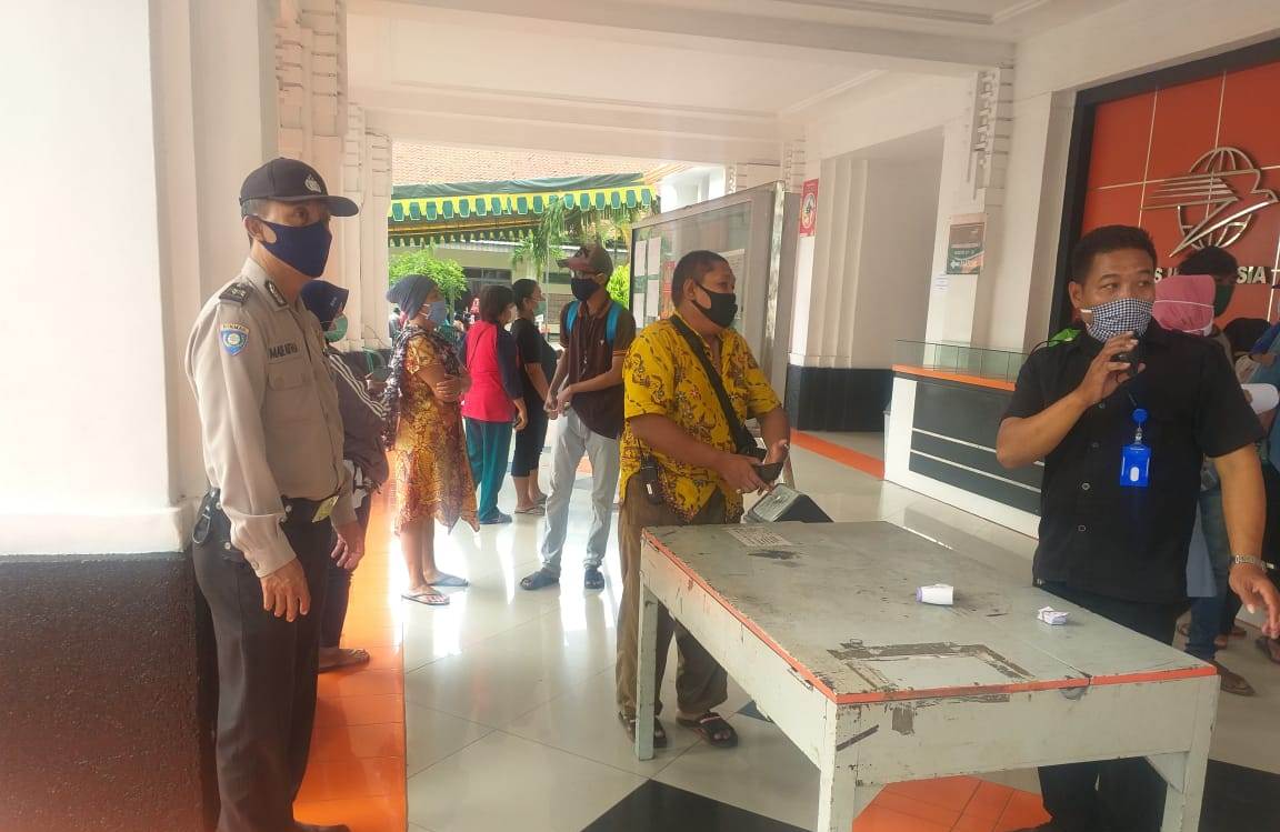 Babinkamtibmas Bongkaran Kawal Pengambilan BLT