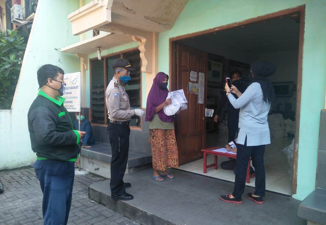 Polsek Asemrowo Kawal Pembagian Bantuan Sembako Untuk MBR