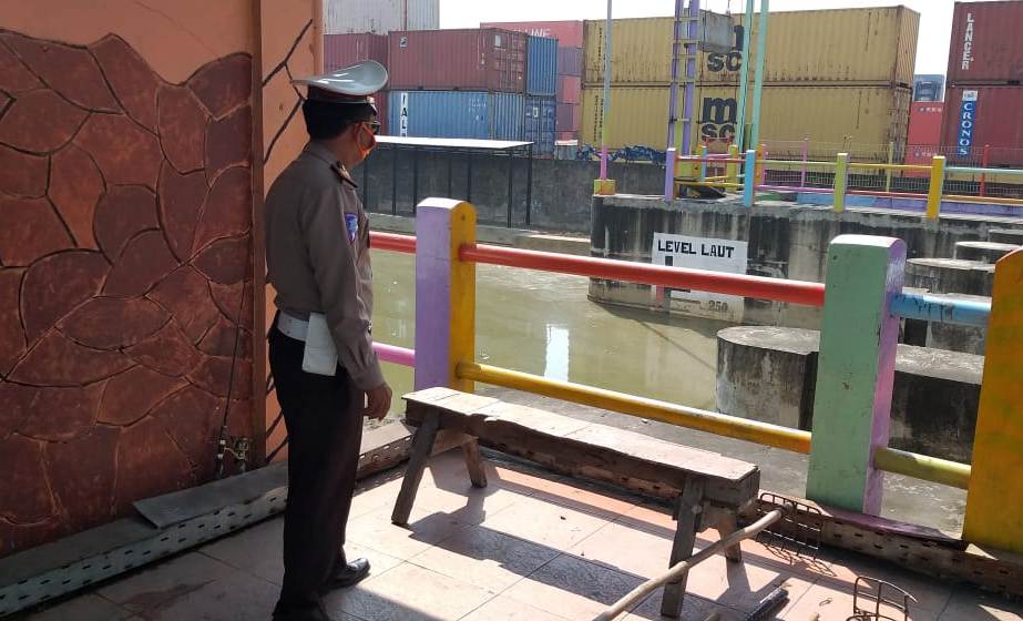 Polsek Asemrowo Lakukan Pemantauan Debit Air, Antisipasi Potensi Banjir