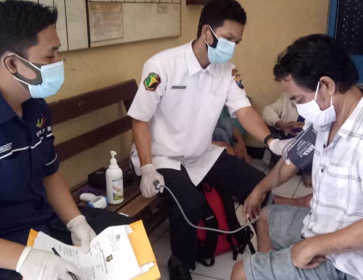 Urkes Polres Tanjung Perak Periksa Kesehatan Tahanan Polsek Kenjeran