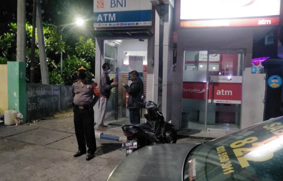 Polsek Kenjeran Pantau Keamanan Wilayah Lewat Patroli Malam