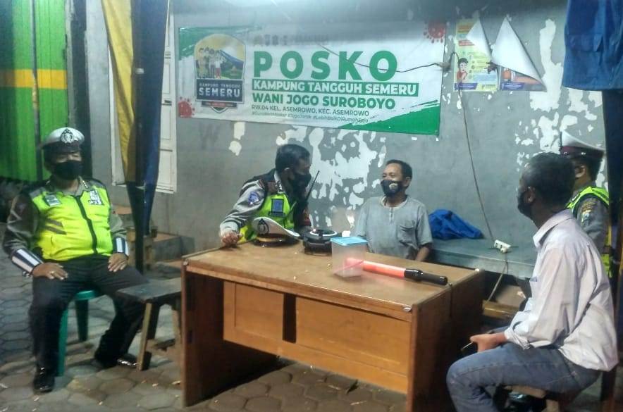 Polsek Asemrowo Gelar Patroli Malam di Kampung Tangguh, Antisipasi 3C & Pantau Penerapan Protokol Kesehatan