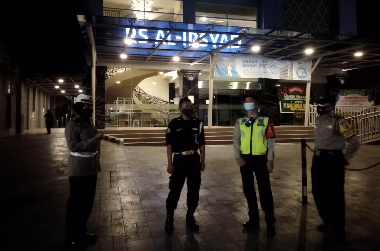 Personil Polsek Pabean Cantikan Patroli Rumah Sakit Al Irsyad, Cegah Pemulangan Paksa Jasad Pasien Covid-19