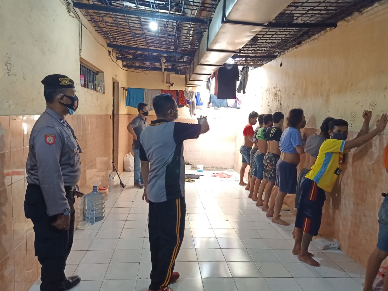 Polsek Krembangan Lakukan Cek Rutin Ruang Tahanan, Cegah Penyelundupan Barang Terlarang