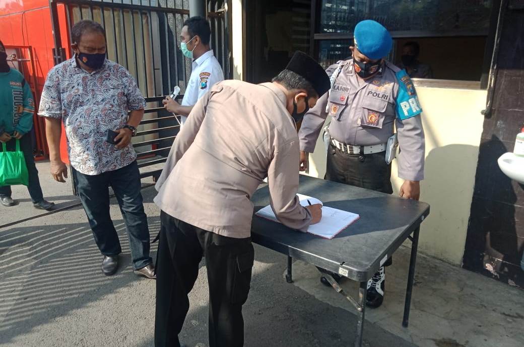 Urkes Polres Tanjung Perak Lakukan Cek Suhu Badan, Cegah Masuknya Orang Dengan Gejala Covid-19