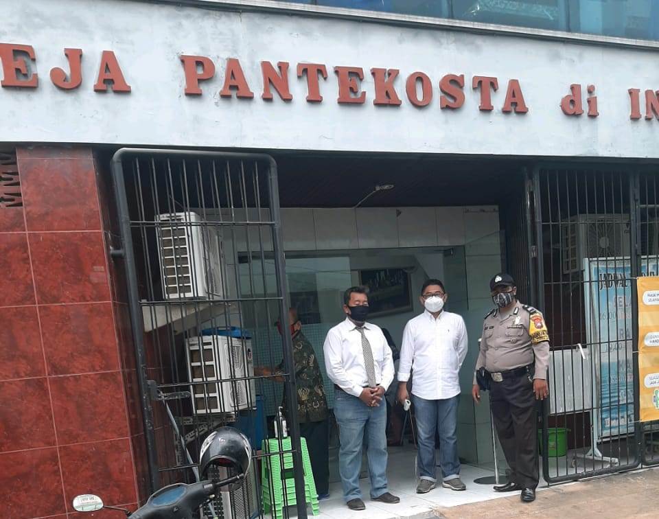 Babinkamtibmas Krembangan Utara Kawal Kebaktian Minggu