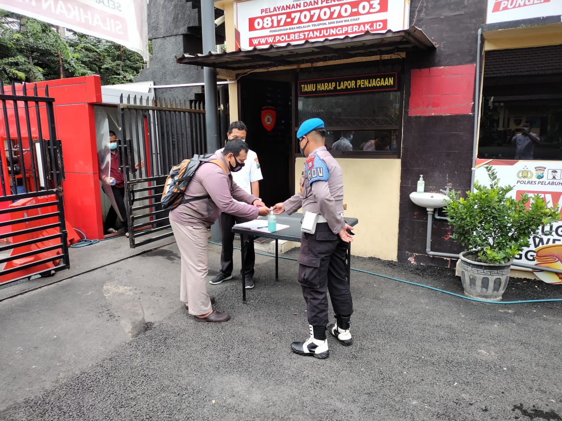 Urkes Polres Tanjung Perak Lakukan Cek Suhu Badan, Cegah Penularan Covid-19