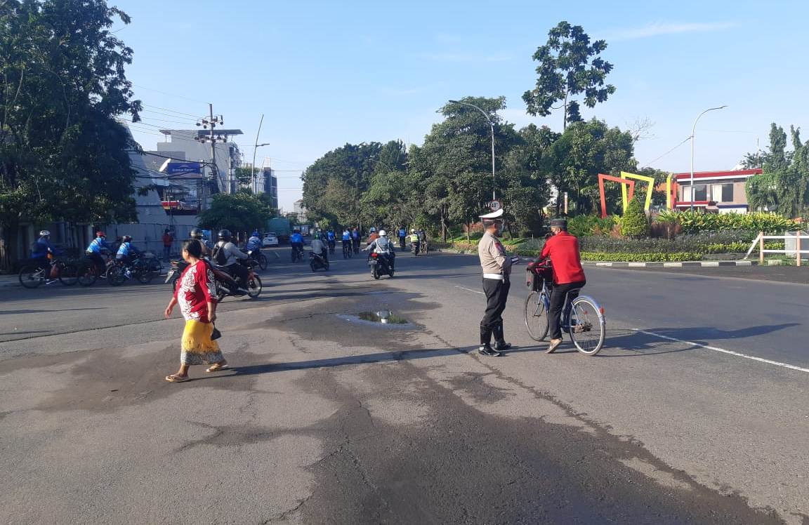 Satlantas Polres Tanjung Perak Atur Lalu Lintas Pagi Bantu Perjalanan Para Pekerja