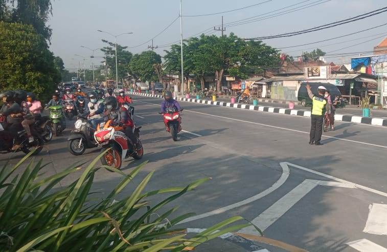 Unit Lantas Polsek Kenjeran Gelar Pengaturan Pagi Cegah Kemacetan