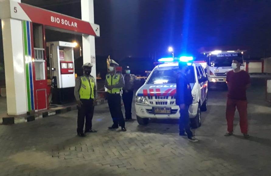Cegah Kriminalitas di SPBU, Polsek Asemrowo Gelar Patroli Malam