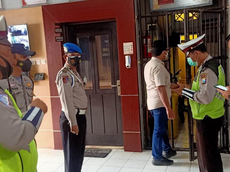 Antisipasi Barang Terlarang, Polsek Asemrowo Gelar Pengecekan Ruang Tahanan di Pagi Hari