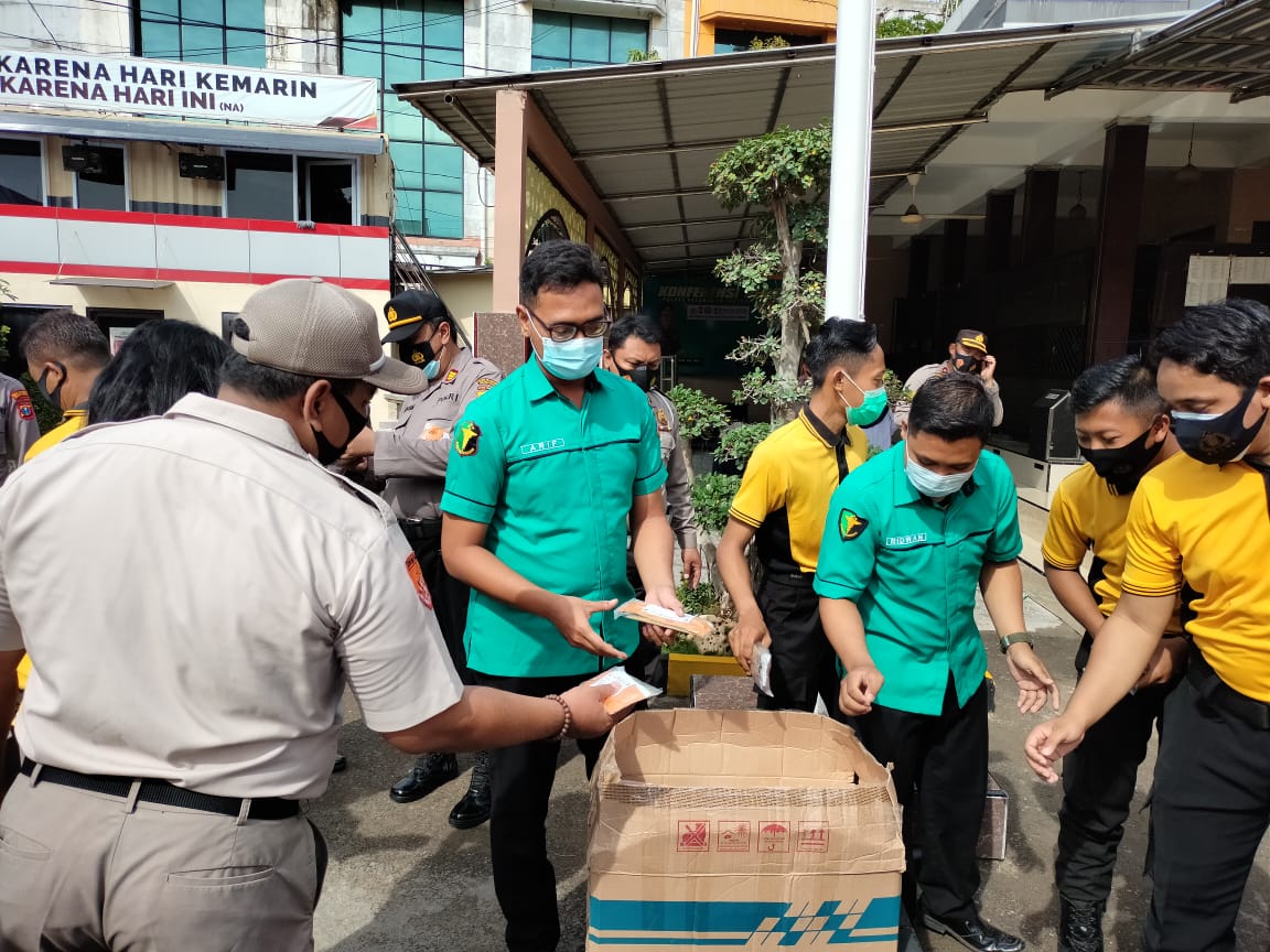 Urkes Polres Tanjung Perak Bagikan Vitamin Untuk Personil Polri & ASN