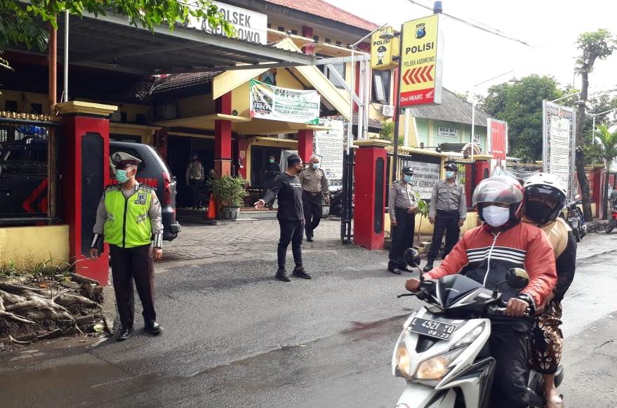 Polsek Asemrowo Gelar Operasi Penertiban Masker Bersama Instansi Samping Untuk Tekan Penyebaran Covid-19