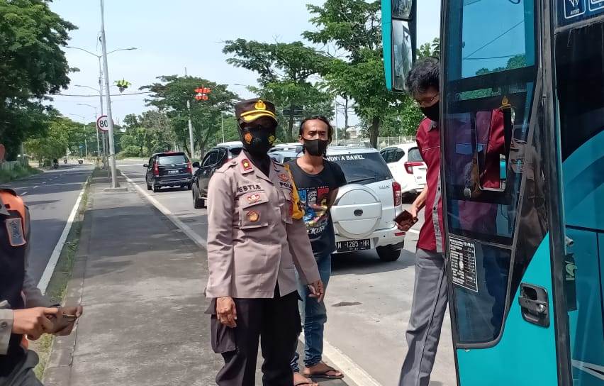 Kapolsek Kenjeran Pimpin Operasi Penertiban Masker Bersama Instansi Samping di Akses Tol Suramadu