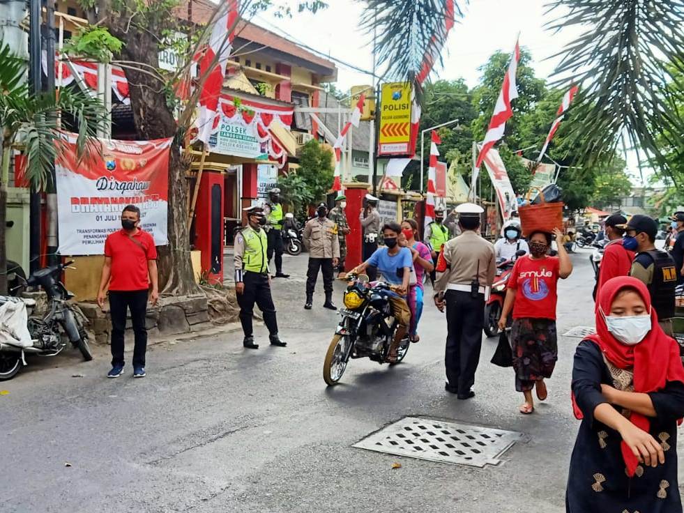 Polsek Asemrowo Gelar Operasi Penertiban Masker Bareng Personil Samping di Depan Mako