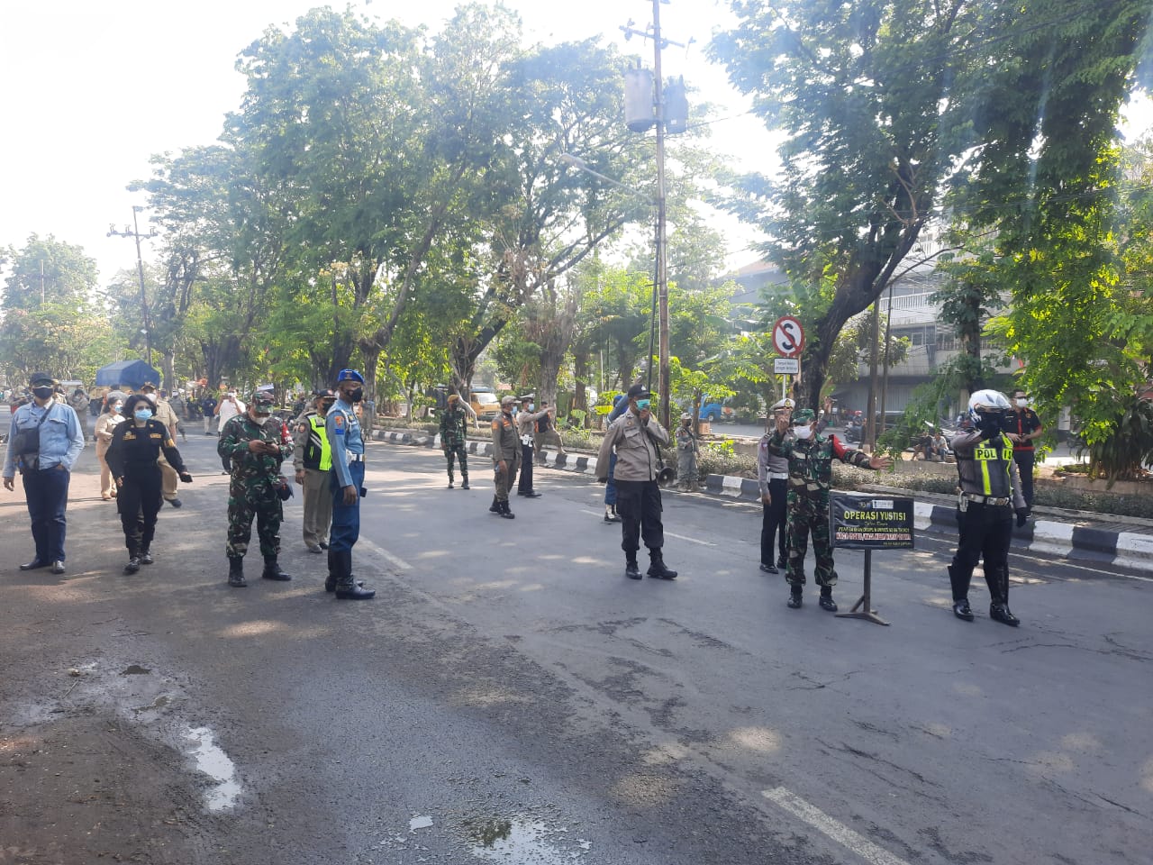 Polsek Pabean Cantikan Gelar Operasi Masker di Jalan Dukuh Bersama Personil Gabungan