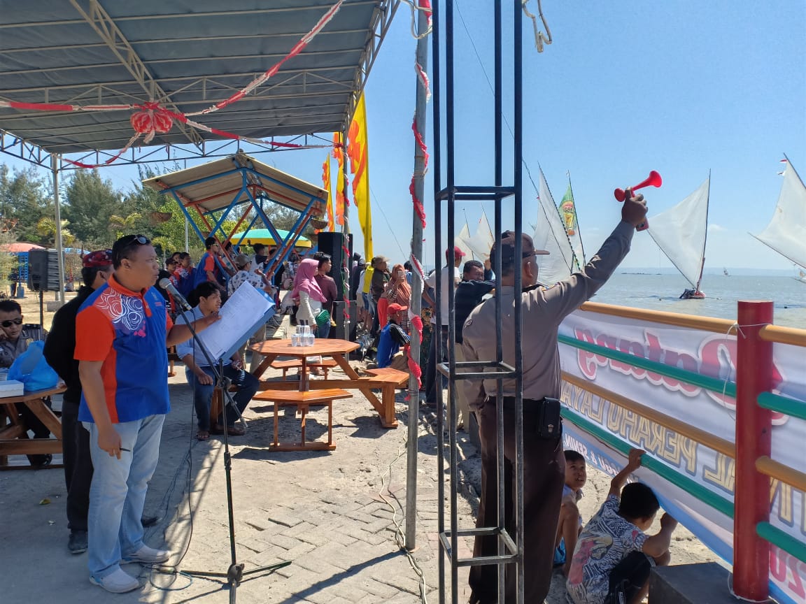 Polsek Kenjeran Kawal Pelaksanaan Lomba Perahu Layar