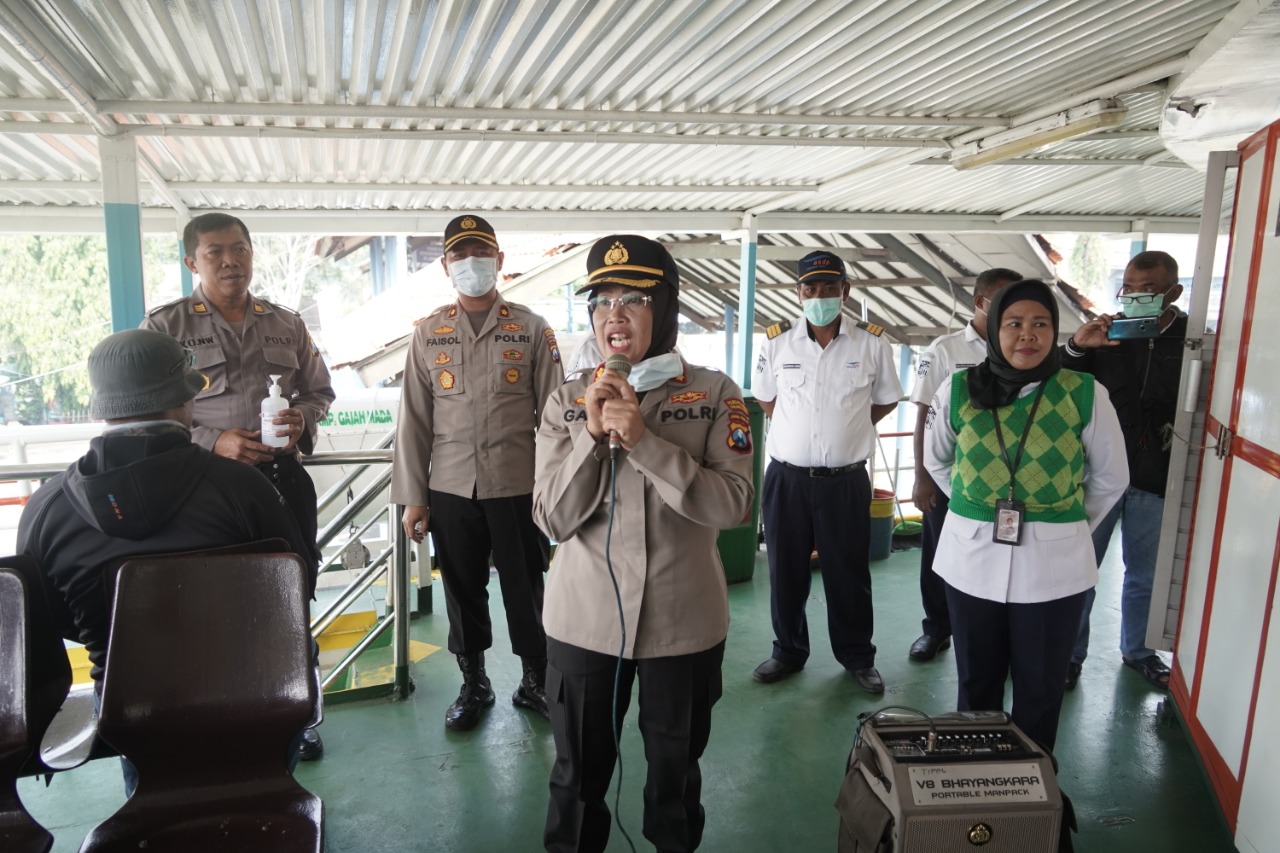 Kapolres Tanjung Perak Sosialisasi Pencegahan Virus Corona Ke Penumpang KM Gajah Mada