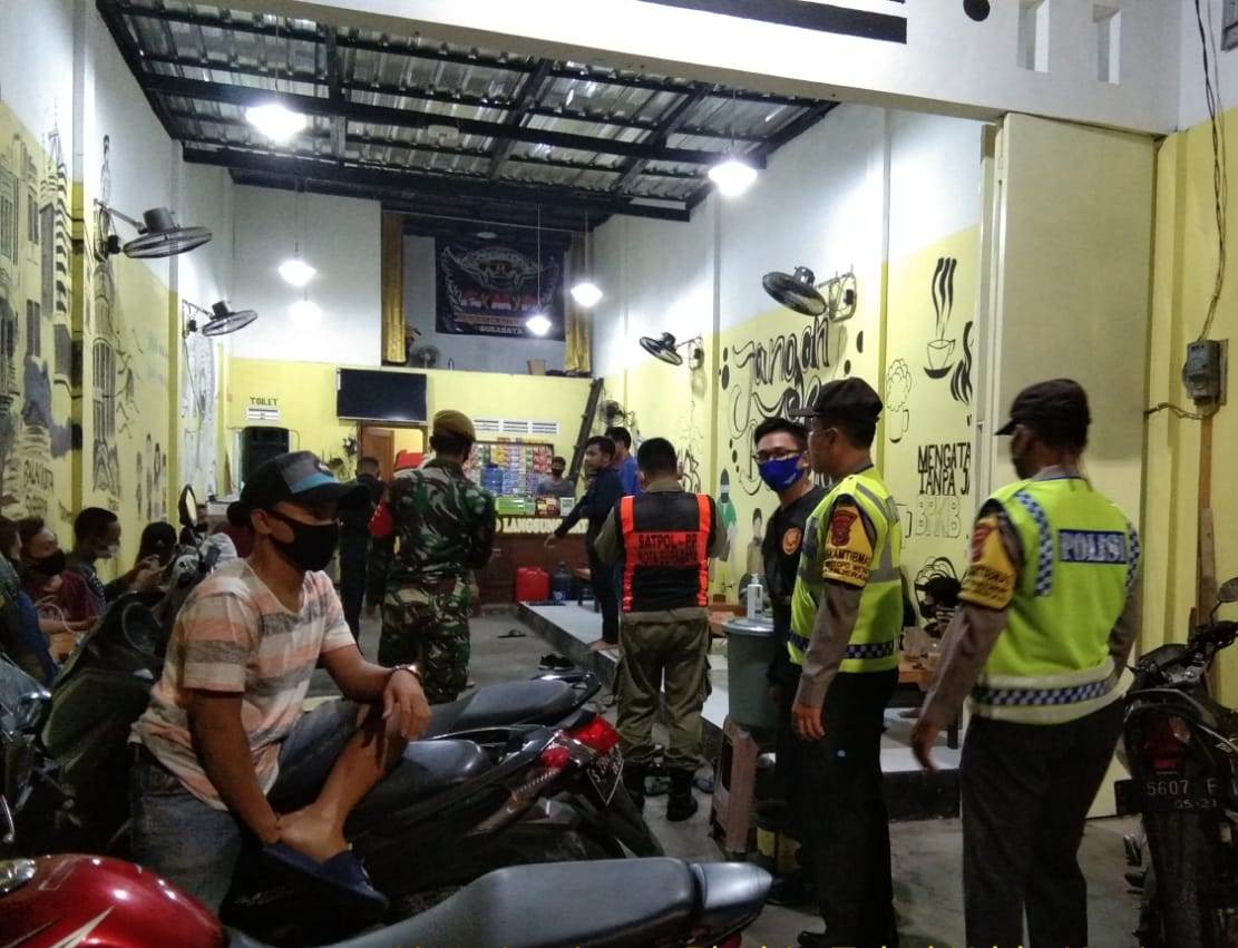 Polsek Kenjeran Bersama Satpol PP & TNI Gelar Operasi Penertiban Masker di Warkop & Cafe