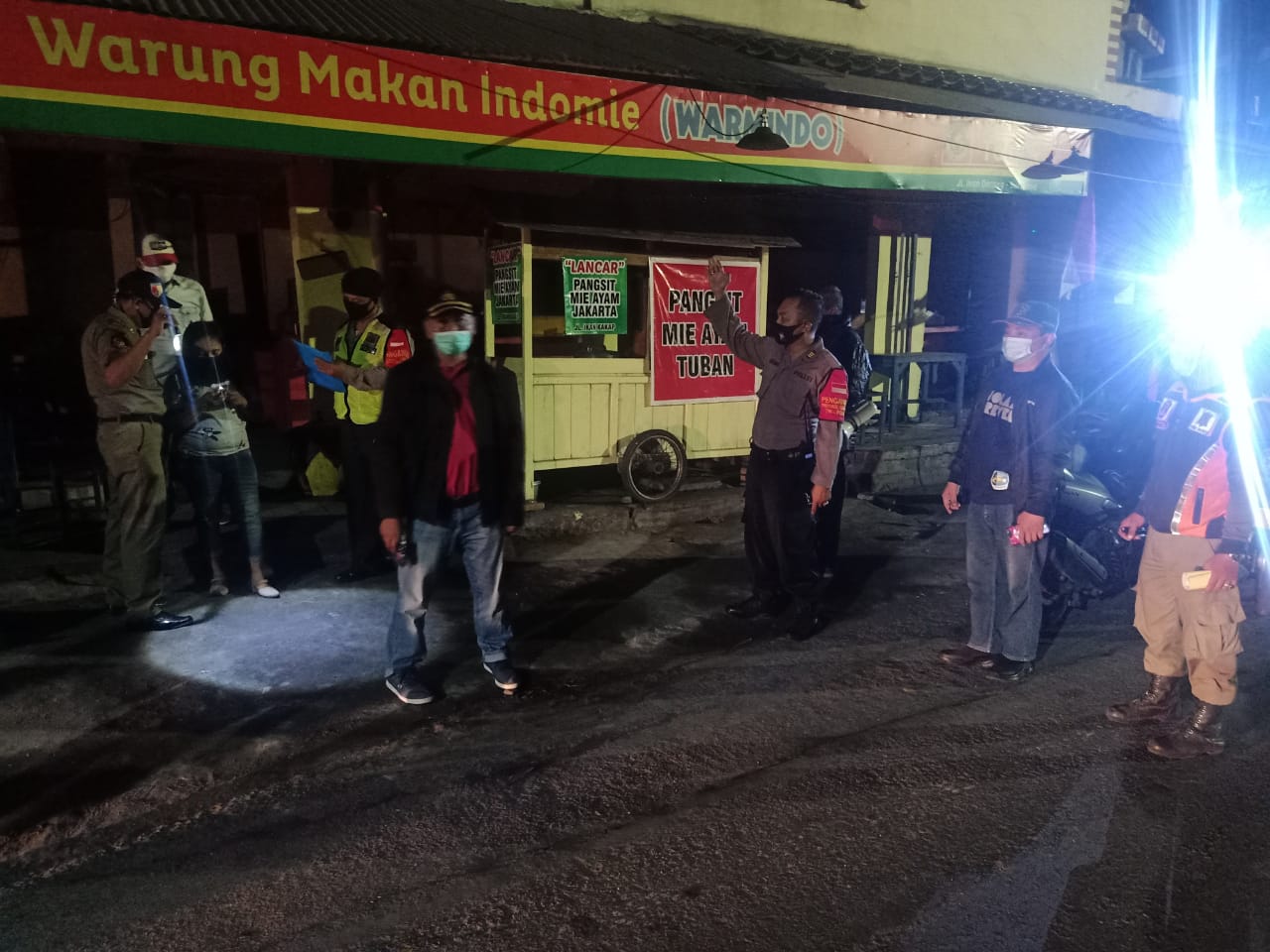 Polsek Krembangan Bersama Satpol PP & TNI Lakukan Penertiban Masker & Aturan Jam Malam